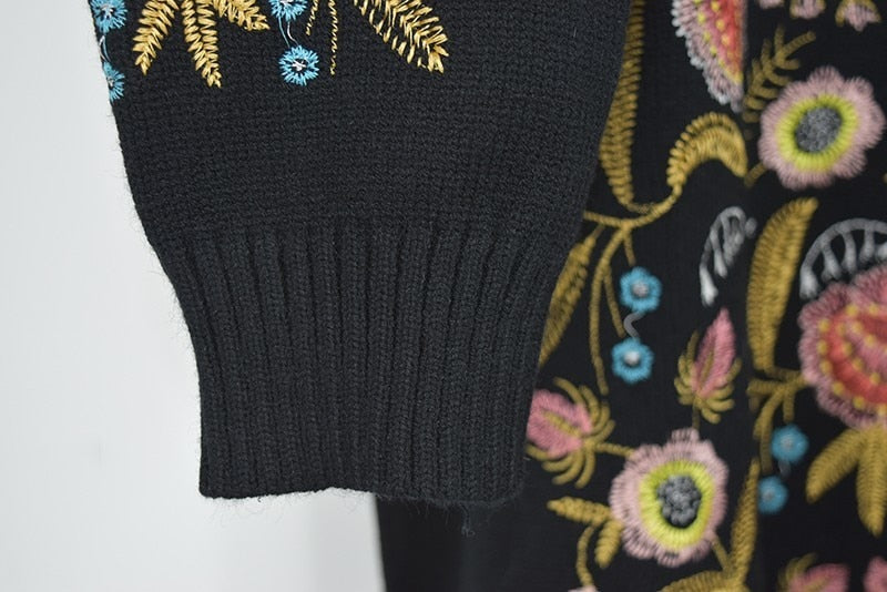 Reneé - Sweater with floral embroidery